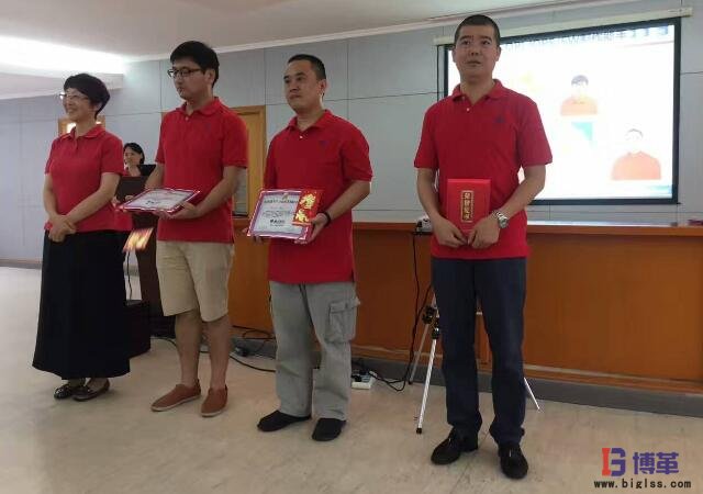 公司總倡導者為獲獎者頒獎