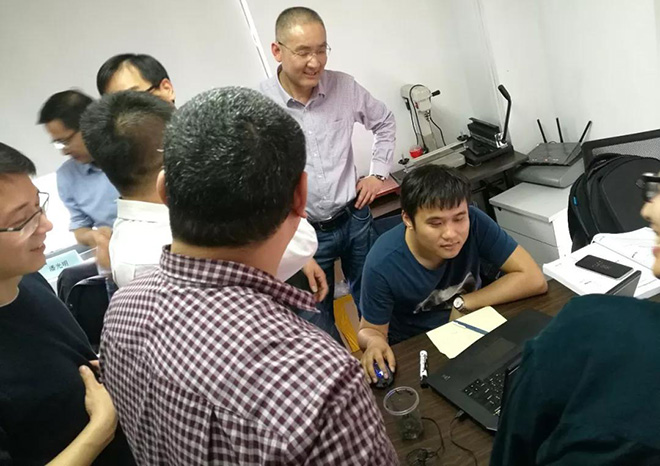 六西格瑪綠帶課程學(xué)員現(xiàn)場與金老師互動(dòng)