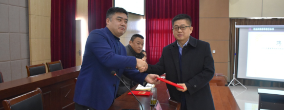 總經理為博革咨詢頒發聘書 總經理為博革咨詢頒發聘書