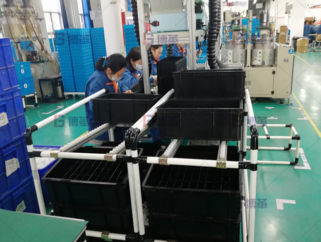 電子制造一般體積較小，使用精益管搭建貨架和無動力滑動部件，節(jié)約成本，提高效率。